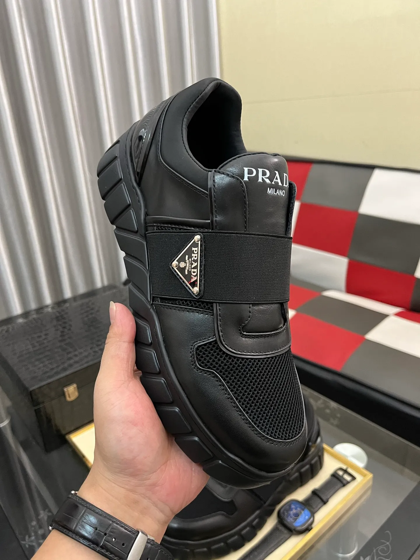 Men's shoes 💰: 560⌚⌚ high version. High-quality new PRADA counters are launched simultaneously. The new men's shoes and 😘 fabrics are selected from first-layer cowhide. Lining: Imported cowhide leather lining. 👍🏿High-end☄️Open-molded non-slip rubber outsole, exquisite lines, simple and elegant, comfortable and high-end for leisure travel. Number of yards: 38 to 44. (Can be customized for 45 non-refundable)